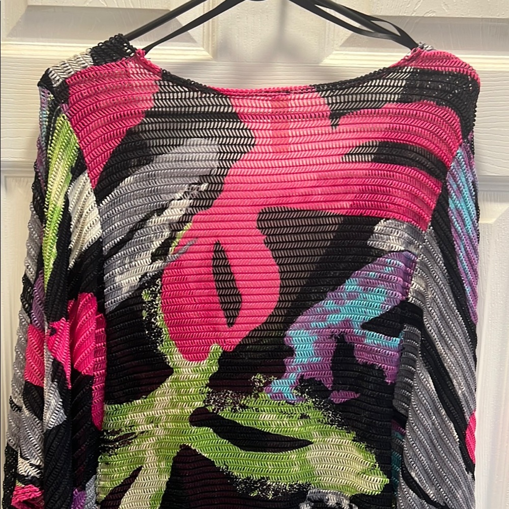 Colorful Abstract Patterned Top - Picture 11 of 12
